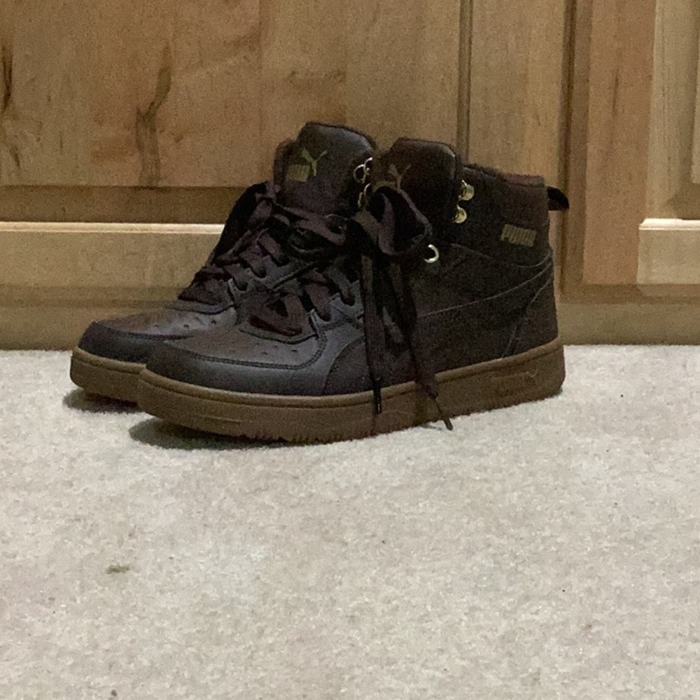 Puma sneakers size 8,brown and gold